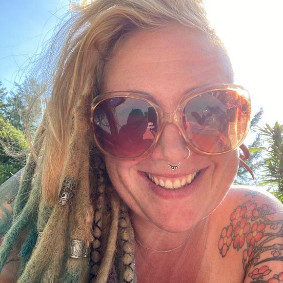 Meet your Posher, Holly - Picture 1 of 1